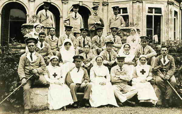 Soldiers and nurses at the war hospital