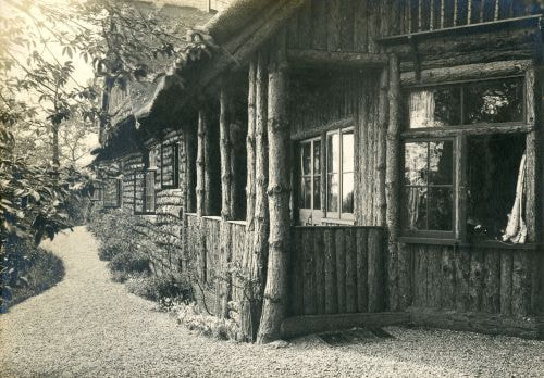 Dr Beverley's 'Log Cabin'.   The Coopers moved into the cabin but in 1919 there was
a disastrous fire which took the fire brigade 12 hours to extinguish and the cabin was lost forever.