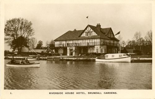 A postcard of the Riverside House Hotel at Brundall Gardens
