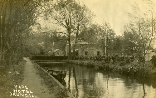 To get to the Yare Hotel, go down Station Road and over the Railway crossing.
The hotel is on the right hand side.  The dyke shown in this picture now belongs to Broom
Boats and is where they store some of their very large craft.  It is now a popular public house
but on the 1881 census it was called 'Bleak House'.  In 1888 it became the Yare Hotel.  For a short
time in the 1970s it was called 'The Queen Elizabeth' but soon reverted back to being the Yare!